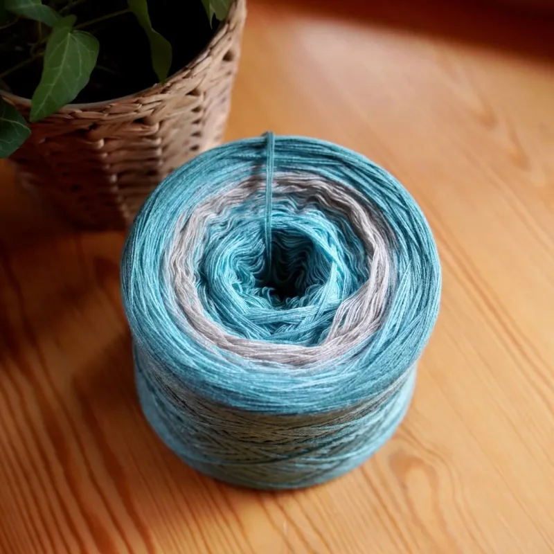 Woolpedia Colors Eisscholle gradient yarncake (modal)