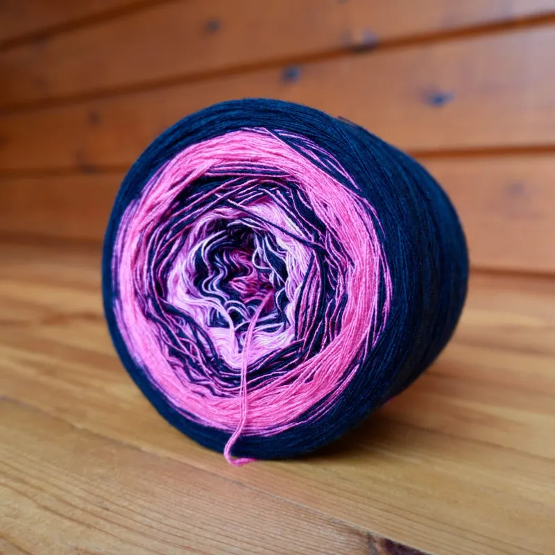 Woolpedia Colors Himbeer-Noir gradient yarncake (modal)