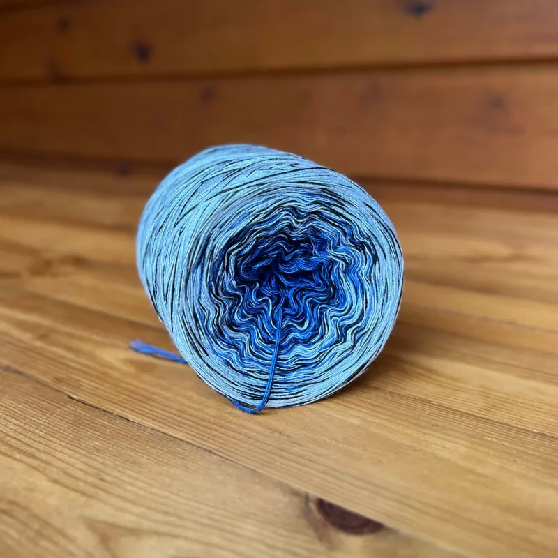 Woolpedia Colors Night-Club gradient yarncake (modal)
