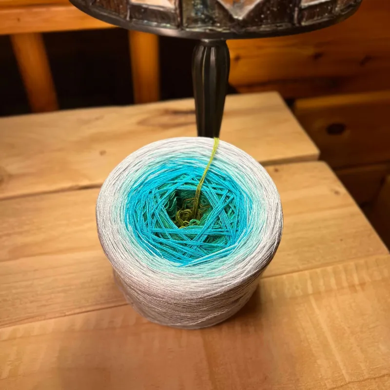 Woolpedia Colors Irische Küste gradient yarncake (modal)