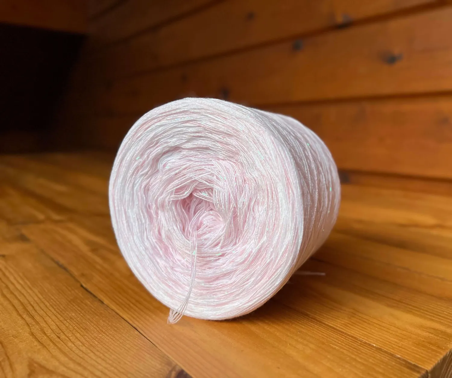 Woolpedia Colors Perlmuttrosa glitter designer yarncake (modal)