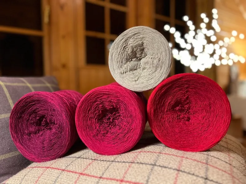 Woolpedia Colors Community TCAL yarn series - Roses - 6000m (modal)