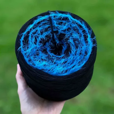 Woolpedia Milano Mitternachtstraum 4ply fluffy yarncake (modal)