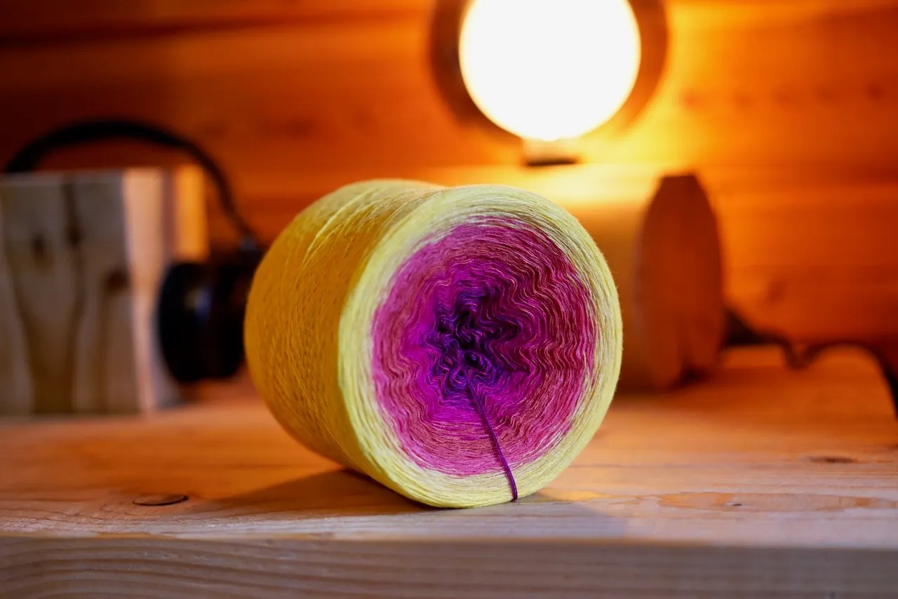 Woolpedia Colors Indian Summer gradient yarncake (modal)
