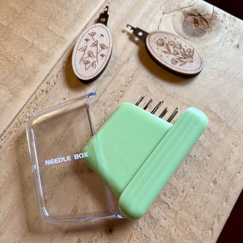 Magnetic Needle Box with Needles &amp; 2 Stylish Threaders - Vintage Green