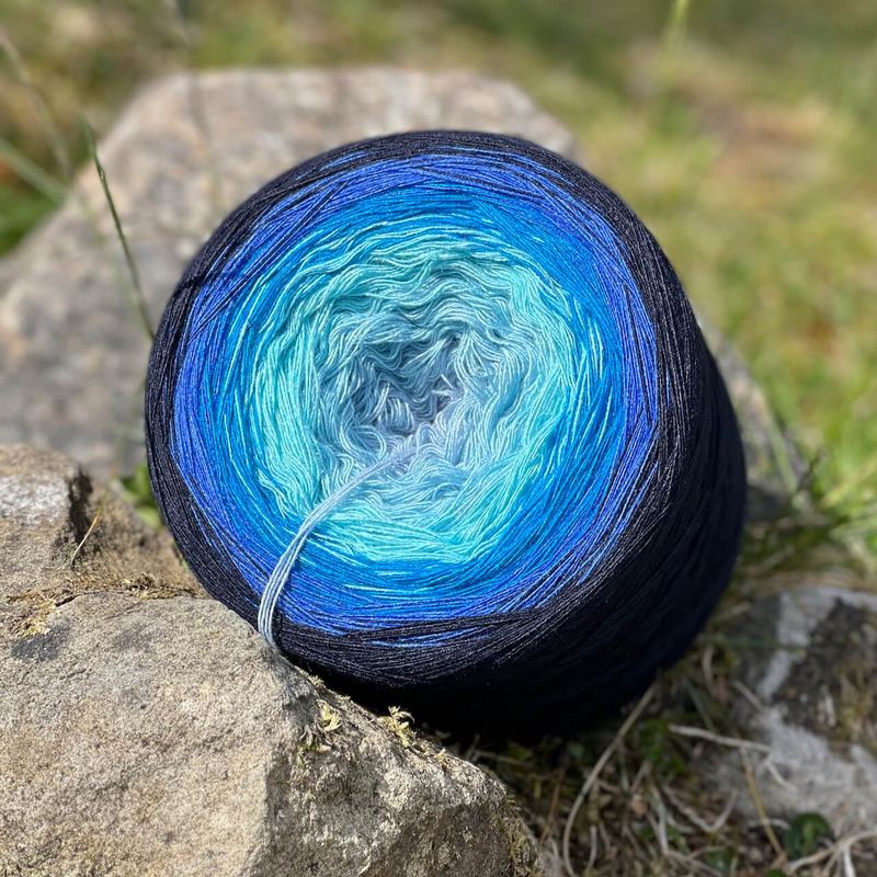 Woolpedia Colors Atlantis 8 gradient yarncake (modal)