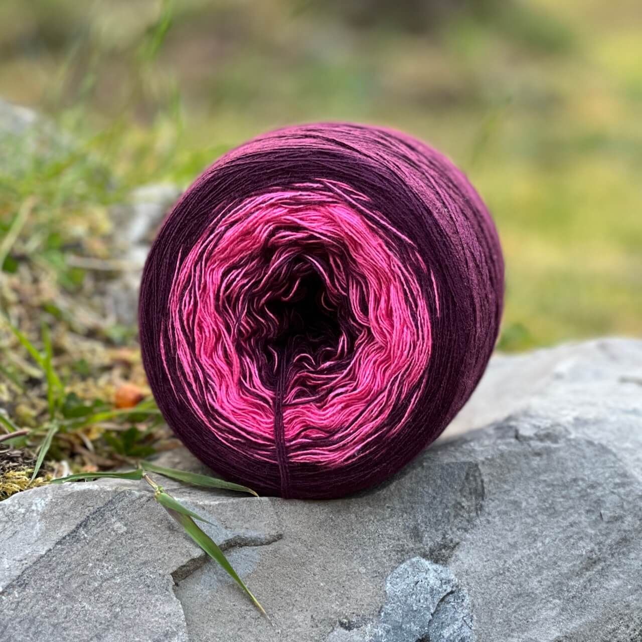 Woolpedia Colors Burgund gradient yarncake (modal)
