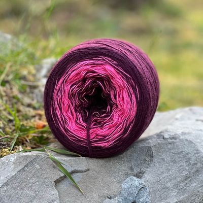 Woolpedia Colors Burgund gradient yarncake (modal)
