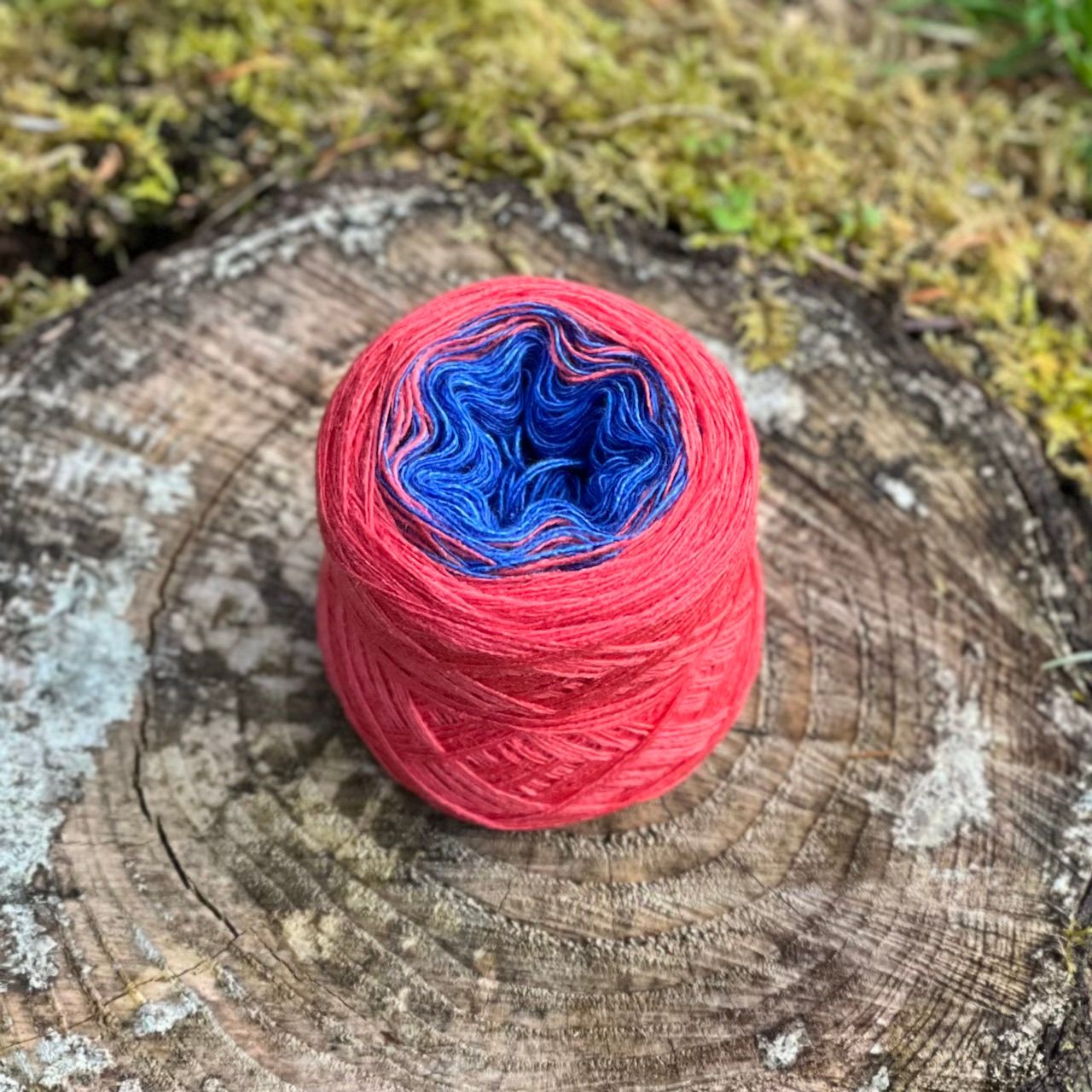 Woolpedia Embroidery yarn Tiefseeglut - 2ply modal gradient yarncake
