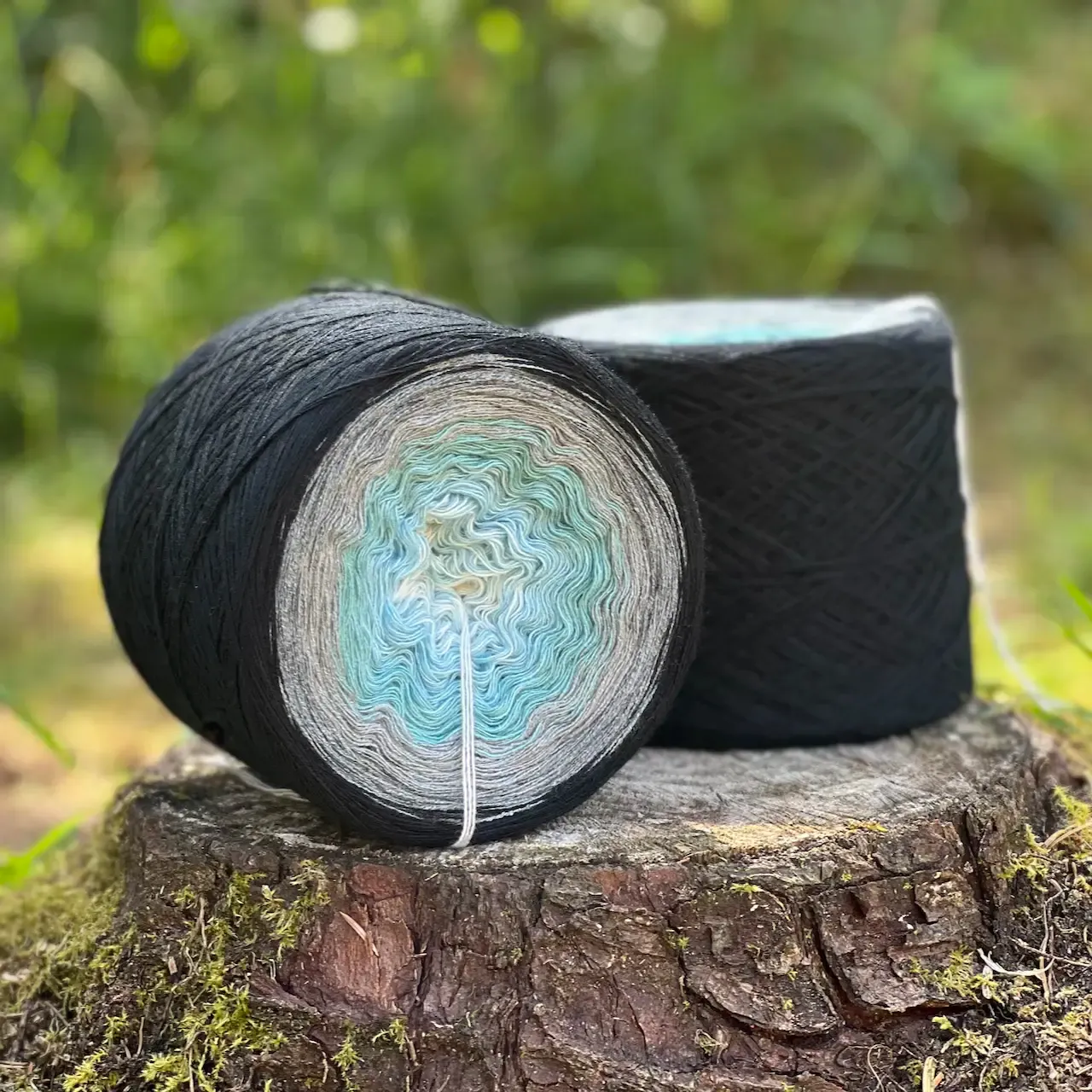 Woolpedia Colors Mondlicht über dem Fjord gradient yarncake (modal)