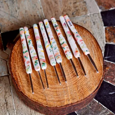 8-Piece Floral Crochet Hook Set, Sizes 2.5mm to 6mm
