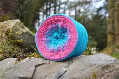 Woolpedia Colors Blütenmeer gradient yarncake (modal)