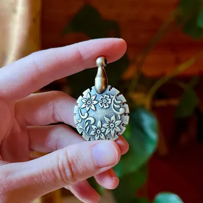 Floral Yarn Cutter Pendant (Bronze) - Vintage / Dark Academia Look