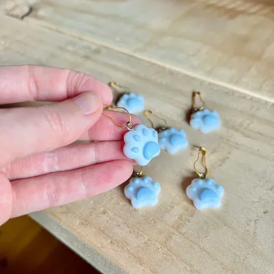 1x Paw stitch marker / progress keeper