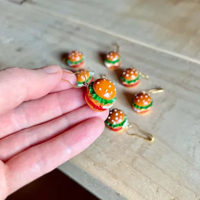 1x Burger stitch marker / progress keeper