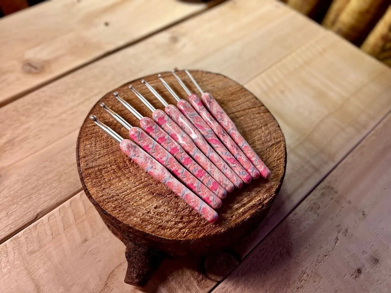 8-Piece Rosé Flowers Crochet Hook Set, Sizes 2.5mm to 6mm