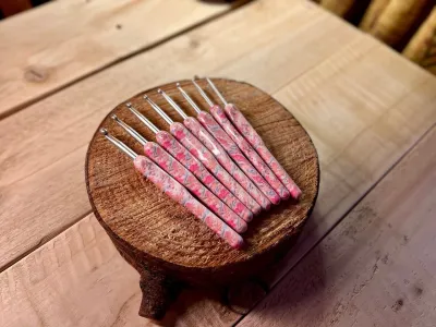 8-Piece Rosé Flowers Crochet Hook Set, Sizes 2.5mm to 6mm