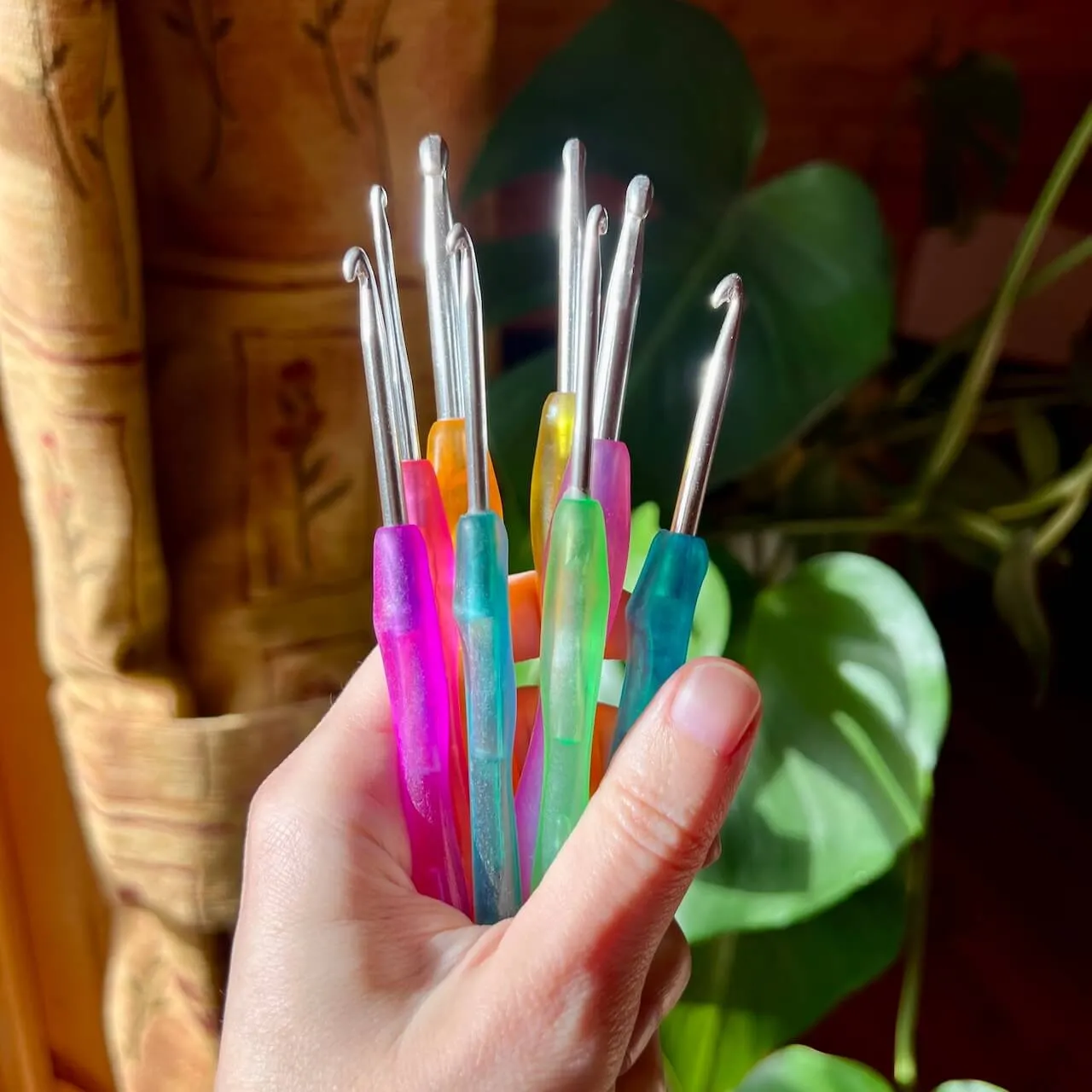 8-Piece colorful candy crochet hook set, sizes 2.5 to 6mm