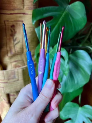 Ergonomic plastic grip crochet hook set - 7 pieces (2-5mm)
