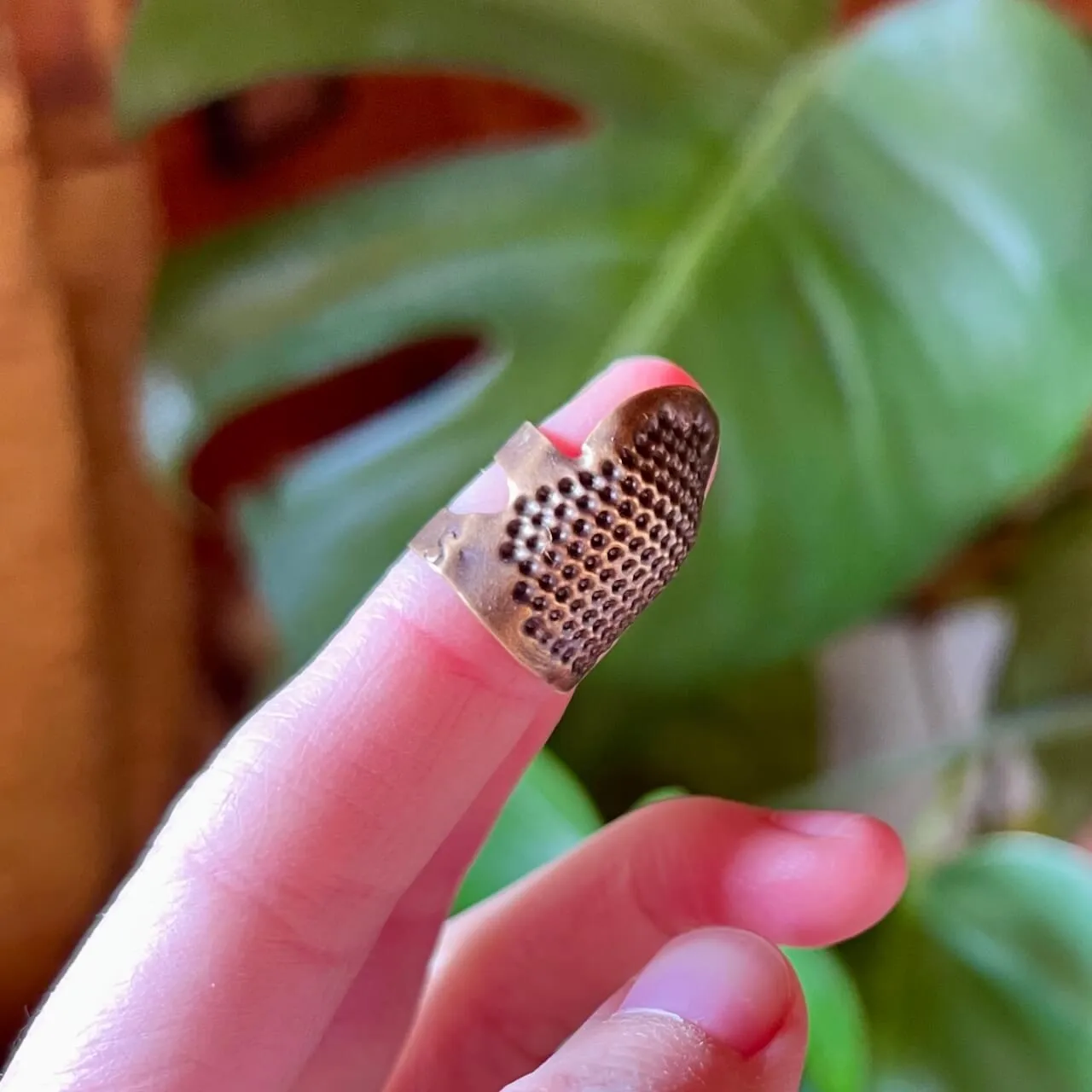 2x Adjustable Retro Metal Thimbles – For Comfortable Vintage-Style Embroidery