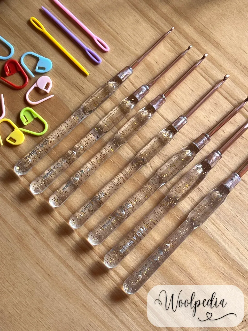 Golden Glitter Crochet Hook Set (7 Pieces, 2-5mm) + Stitch Markers &amp; Yarn Needles