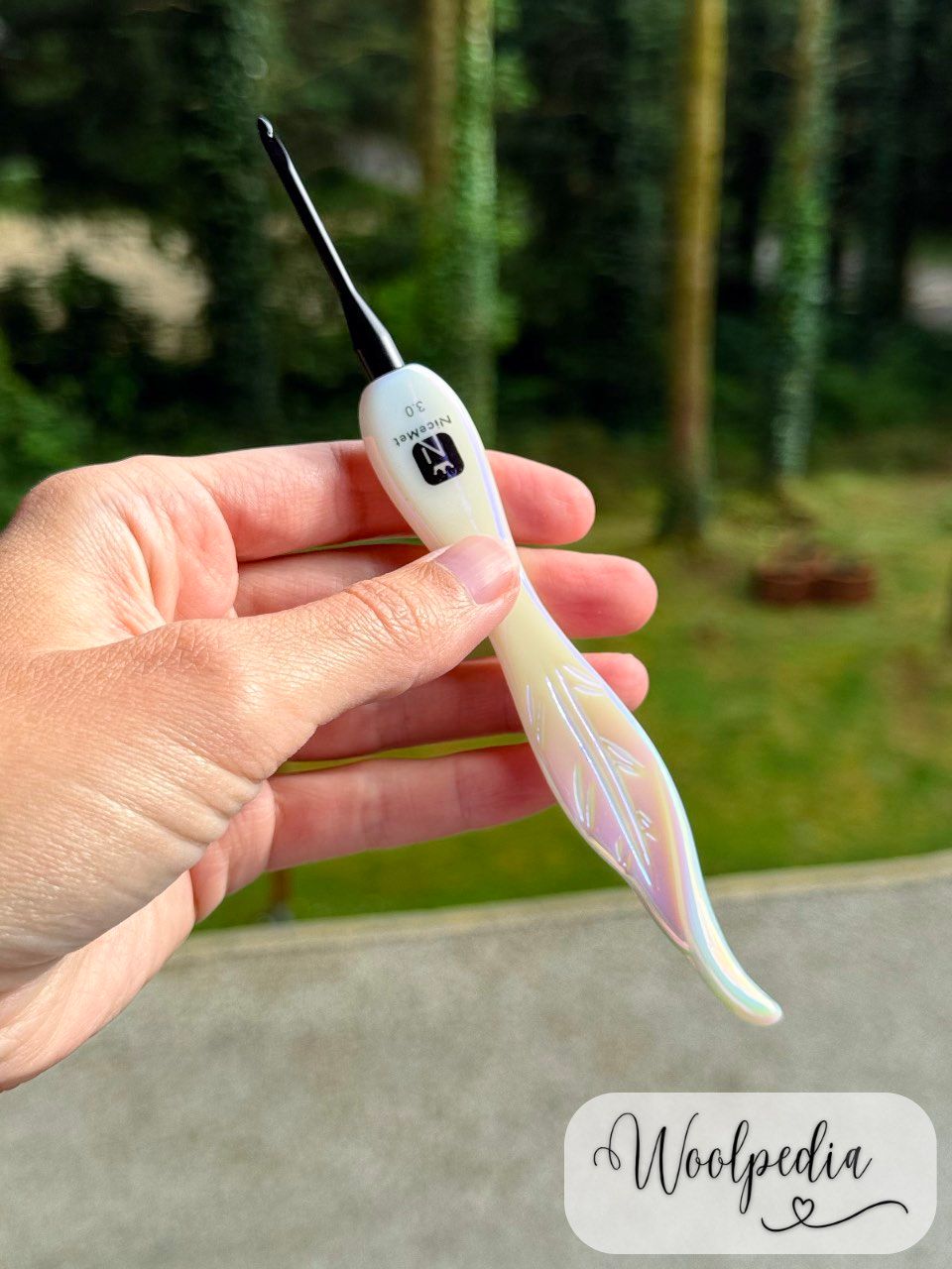 Ergonomic Leaf Design Crochet Hook – White Mother-of-Pearl Acryl (2.5mm - 7.0mm)