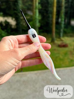 Ergonomic Leaf Design Crochet Hook – White Mother-of-Pearl Acryl (2.5mm - 7.0mm)