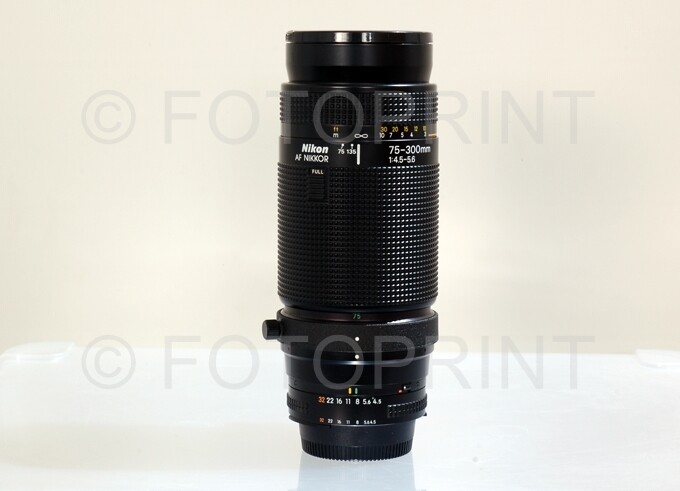 OBIETTIVO NIKON AF 75-300 4,5/5,6 (Made in Japan)