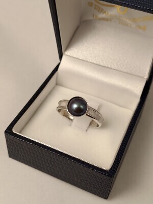 ANELLO A FASCETTA CON PERLA NERA