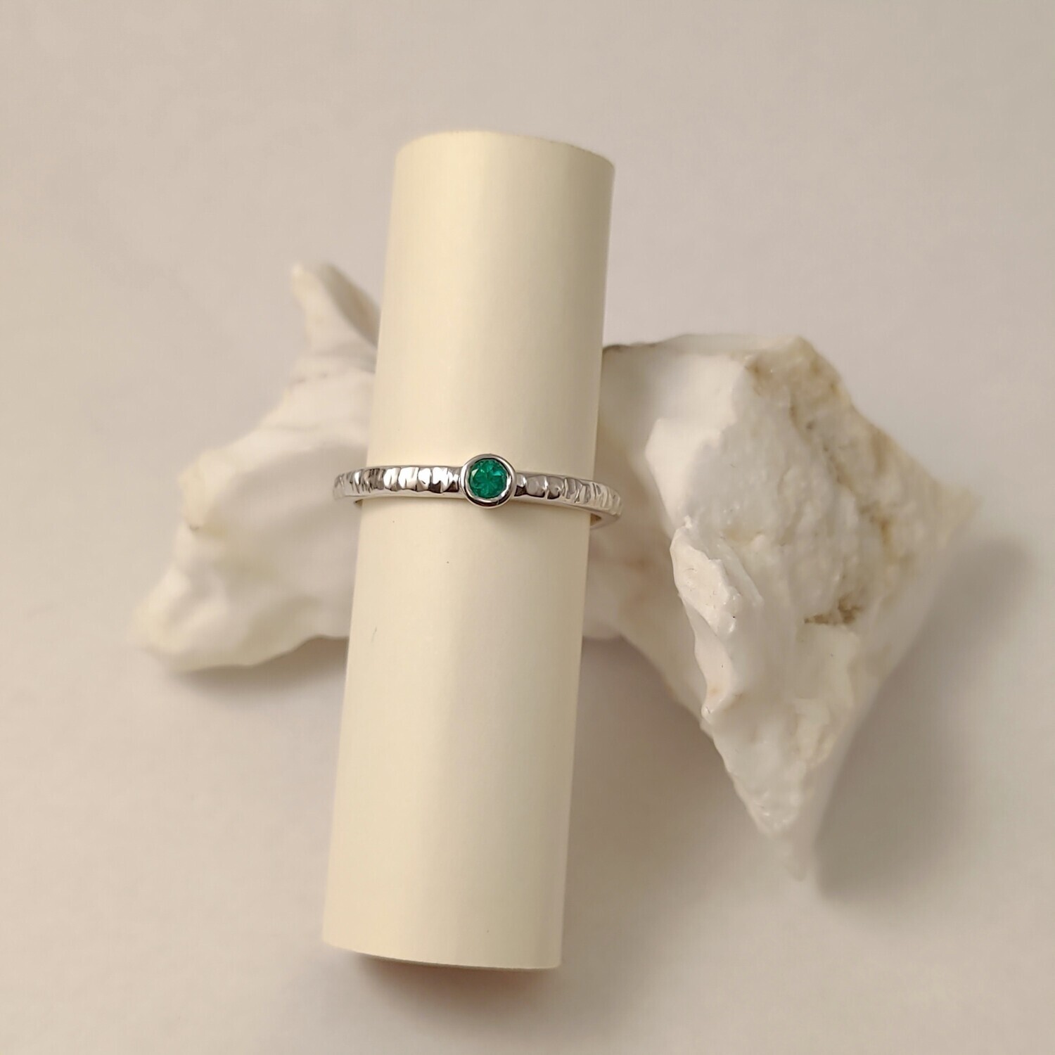 ANELLO A FEDE MARTELLATA con smeraldo