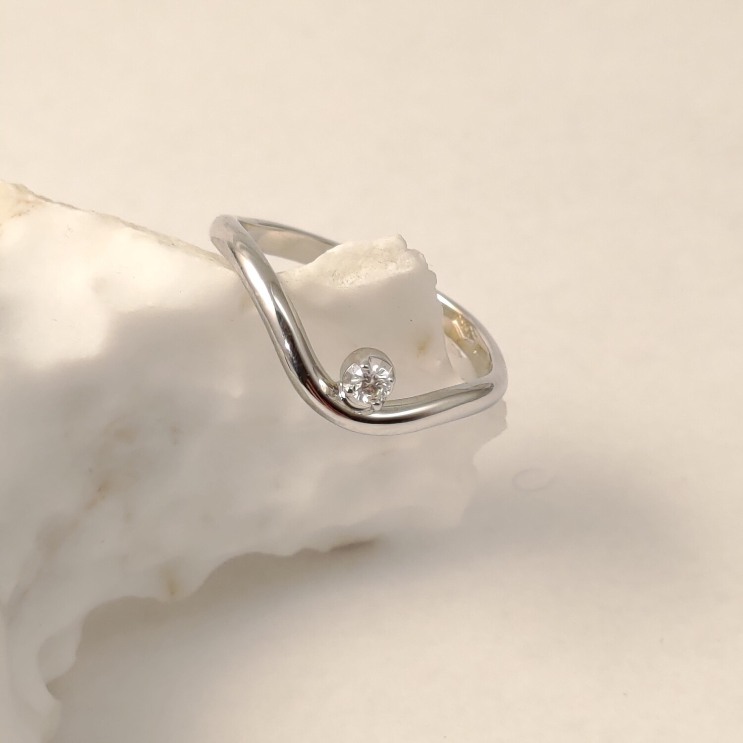 ANELLO A ONDE con diamante