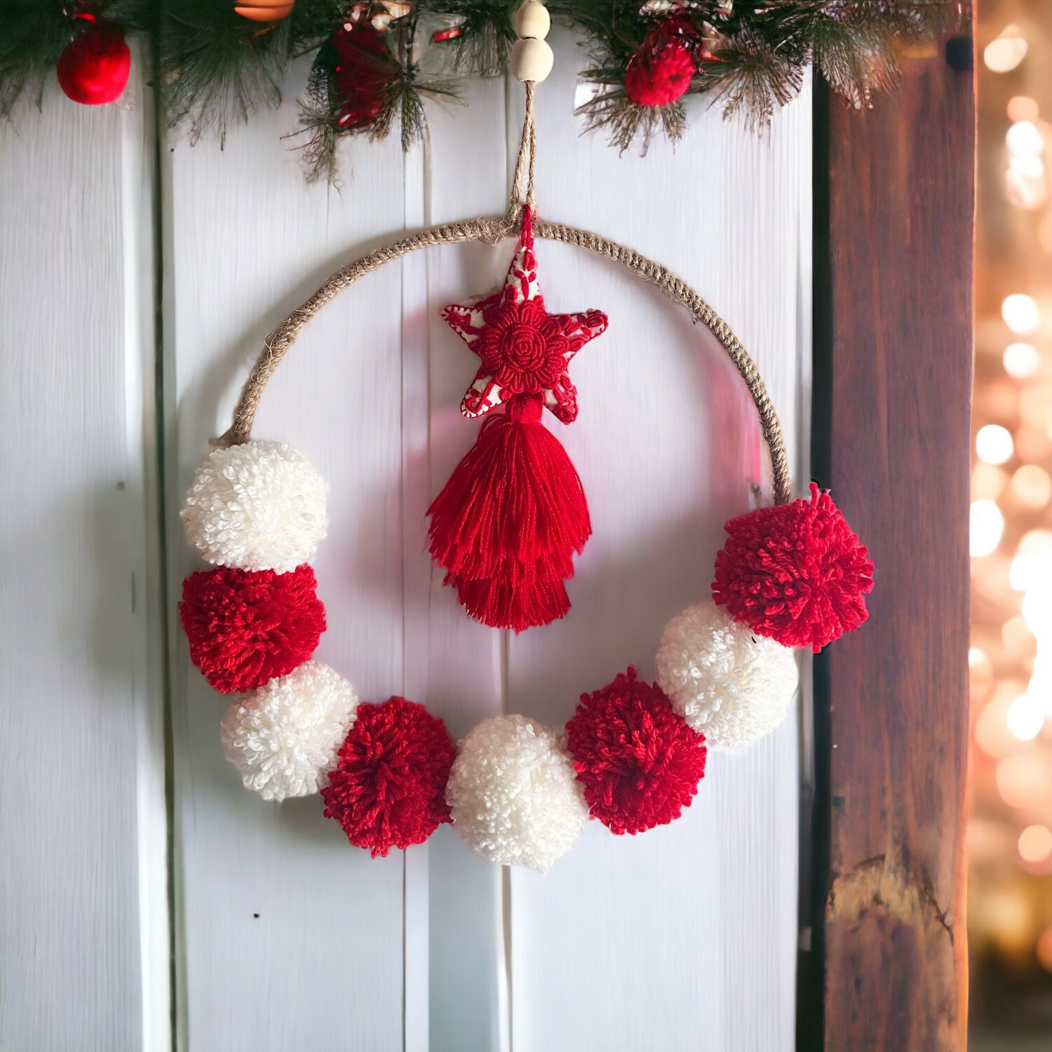 Türkranz für Weihnachten mit Pompoms, Weihnachtsdekoration, Weihnachtskranz Türkranz für Weihnachten mit Pompoms, Weihnachtsdekoration, Weihnachtskranz