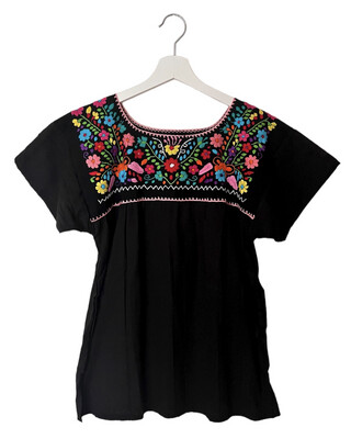 Mexikanische Sommerbluse Puebla mit Stickerei, Bluse mit Blumen, schwarze Bluse mit handgemacher Stickerei