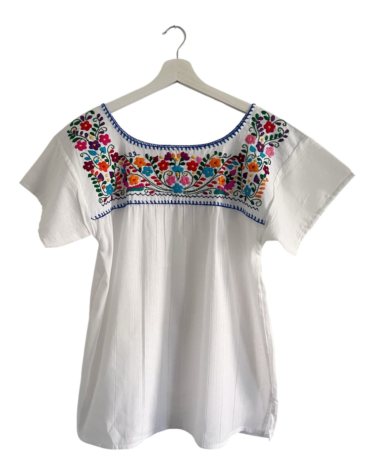 HANDBESTICKTE MEXIKANISCHE SOMMERBLUSE
Exklusive Damenbluse im Boho-Stil mit liebevoll handgefertigter Stickerei, Baumwolle