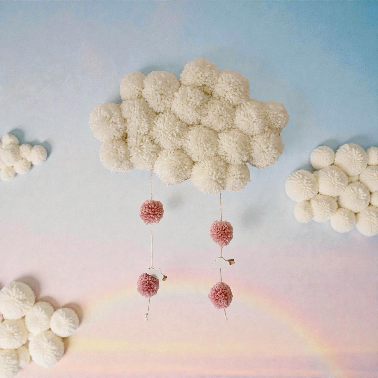 Handgemachte Pompom-Wolke – Liebevolle Kinderzimmerdeko mit Herz Handgemachte Pompom-Wolke – Liebevolle Kinderzimmerdeko mit Herz
