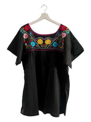 Mexikanische Bluse XL, Boho Sommerbluse, handgemachte Stickerei Exclusive Bluse für Damen mit Stickerei. Passend für jede Gelegenheit im Boho-Style.
Die perfekte Bluse für Frühling und Som
