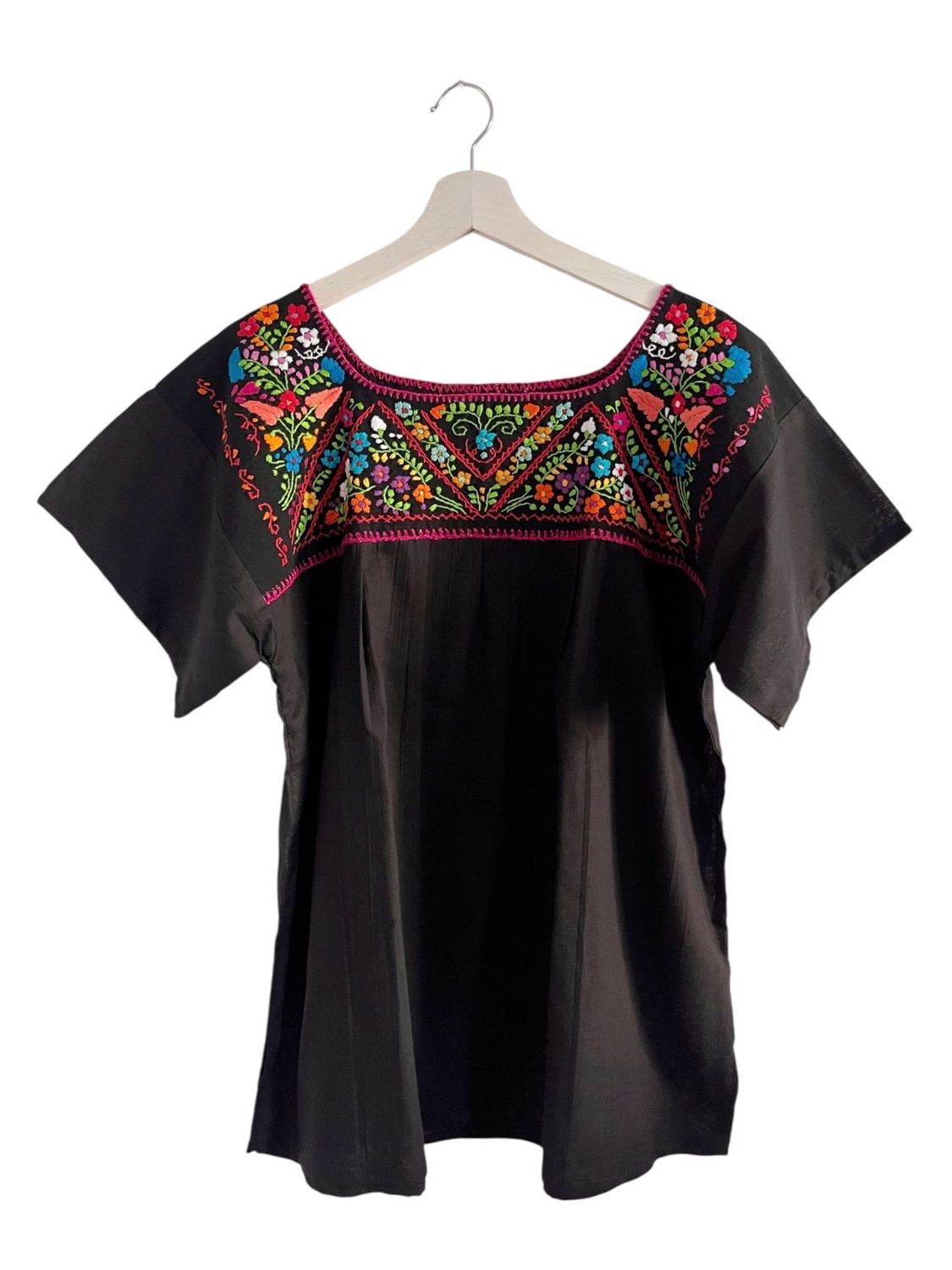 HANDBESTICKTE MEXIKANISCHE SOMMER BLUSE MIT BLUMEN. Exclusive Bluse für Damen mit handgemachter Stickerei. Größe 40