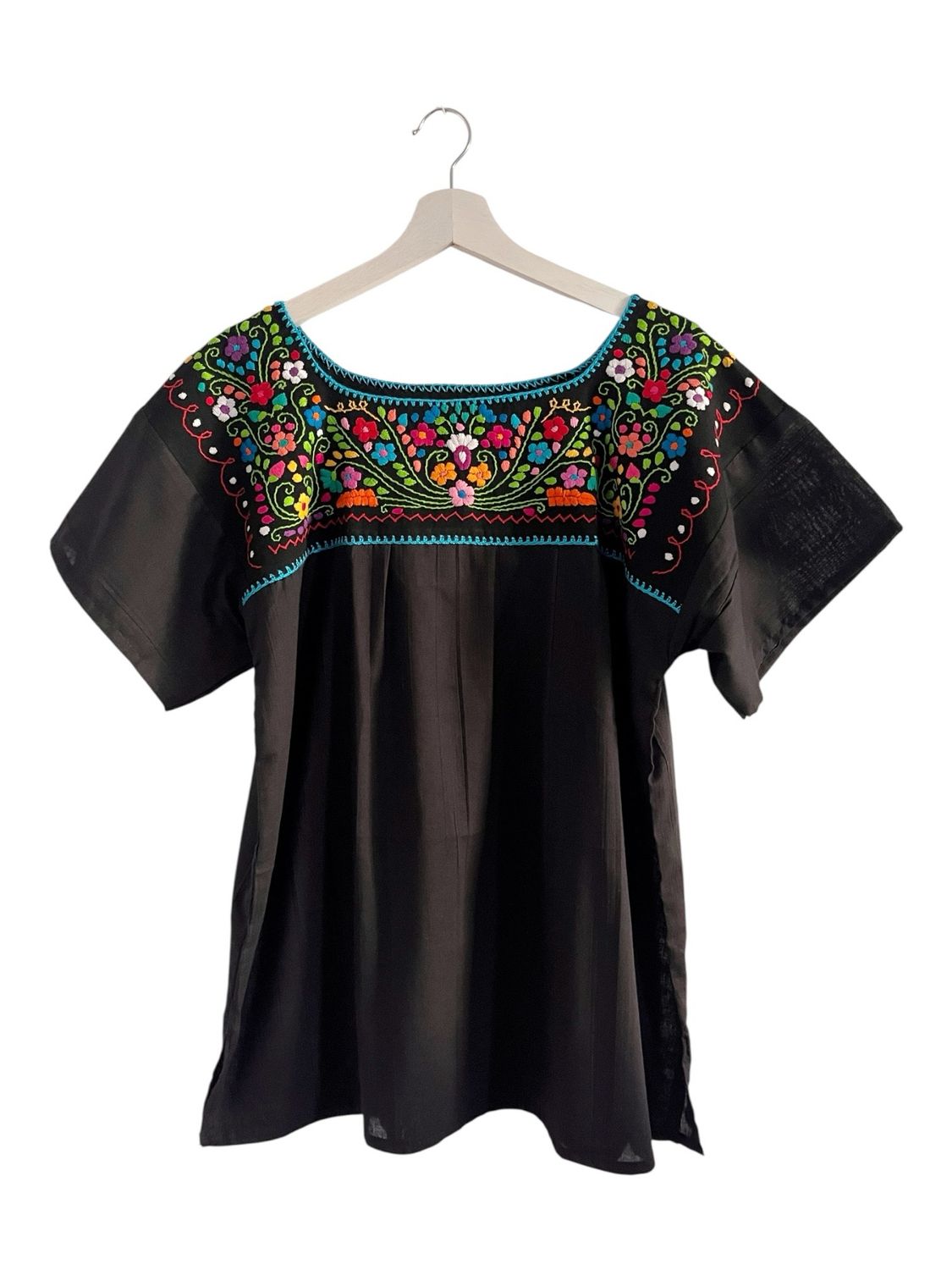 HANDBESTICKTE MEXIKANISCHE BLUSE, BOHO SOMMERBLUSE
Exclusive Bluse für Damen mit handgemachte Stickerei. Passend für jede Ge