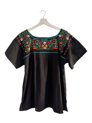 HANDBESTICKTE MEXIKANISCHE BLUSE, BOHO SOMMERBLUSE
Exclusive Bluse für Damen mit handgemachte Stickerei. Passend für jede Ge