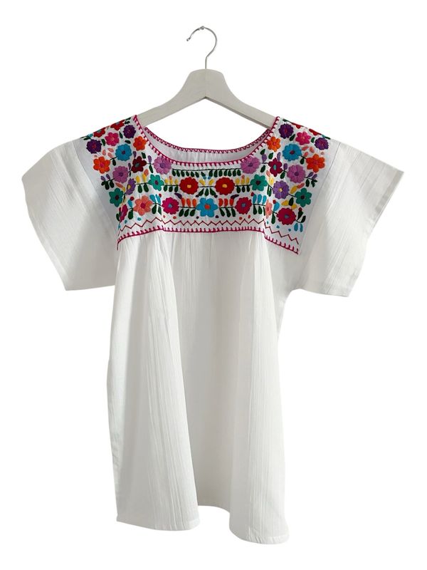 Exclusive Bluse für Damen mit Stickerei. Passend für jede Gelegenheit im Boho-Style. Die perfekte Bluse für Frühling und Somm