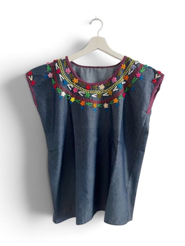 Mexikanische Huipil-Bluse Chiapas mit handgemachter Stickerei, M Mexikanische Huipil-Bluse Chiapas mit handgemachter Stickerei, M