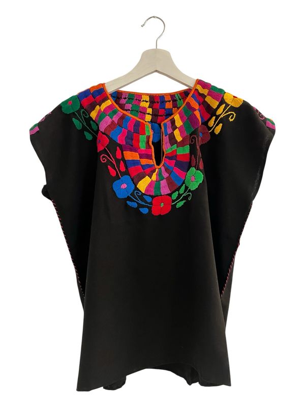 Mexikanische Huipil-Bluse Chiapas mit handgemachter Stickerei, M Mexikanische Huipil Bluse für Dame mit handgemachter Stickerei aus Chiapas. Passend für jede Gelegenheit im Boho-Style.