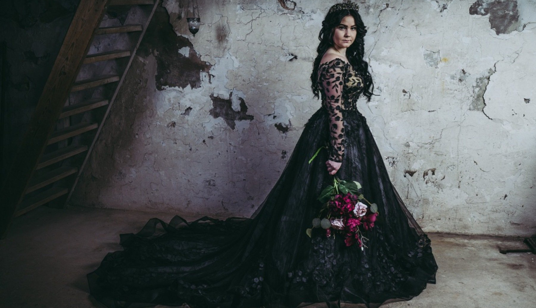 Schwarzes Brautkleid mit Schleppe Gothic Hochzeitskleid
