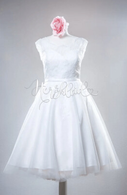 1950er-Jahren inspiriertes, kurzes, wadenlanges Brautkleid aus Spitze und Tüll Amber