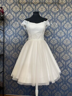Brautkleid Lizzie im 50s Stil mit Pünktetüll und Spitze am Ausschnitt