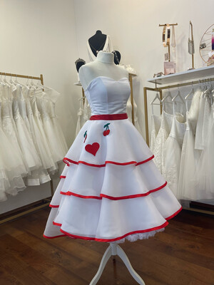 Rot weißes Brautkleid mit Kirschapplikationen
