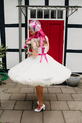 50s Brautkleid mit Polka-Dot Punktetüll und pinken Akzenten