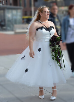 50s Brautkleid mit schwarzen Spitzen Akzenten