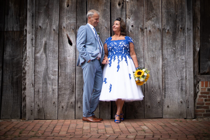 Tolles Brautkleid mit blauen Spitzen Farbakzenten Tolles Brautkleid mit blauen Spitzen Farbakzenten