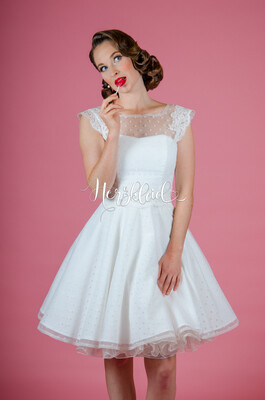 Sandy unser zuckersüsses Brautkleid mit Spitzenärmeln im 50er Jahre Stil